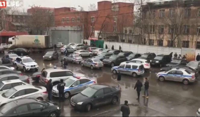 (VIDEO) PUCNJAVA U FABRICI SLATKIŠA U MOSKVI! Policija pregovara sa napadačem, jedna osoba poginula!